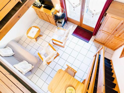 - une vue de tête sur un salon et une salle à manger dans l'établissement Villa Studio Mezzanine à Narbonne-Plage - Terrasse Sud, Parking, 4 Couchages, Tout Confort - FR-1-409-103, à Narbonne-Plage