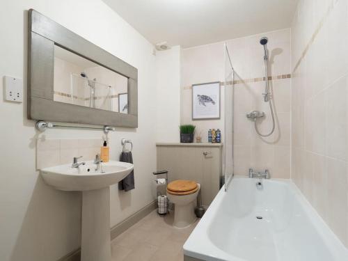 a bathroom with a sink and a toilet and a bath tub at Cotswolds Retreat - Little Corders 