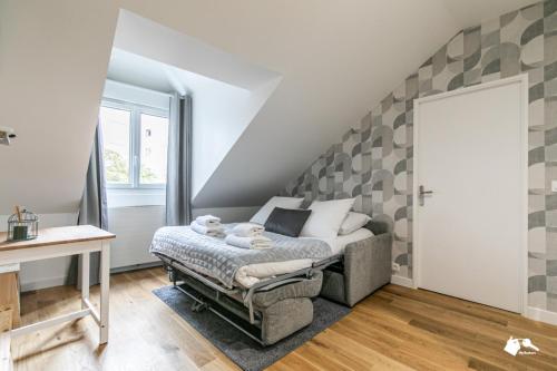 a living room with a couch and a window at MBA Splendide Appart - Wilson 2 - Mairie de Montreuil in Montreuil