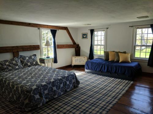 - une chambre avec 2 lits et 2 fenêtres dans l'établissement Chatham Family retreat:Tennis,water views&access!, à Chatham