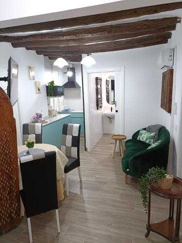 a living room with a green couch and a table at El Rincón de la Azucena in Guadalajara