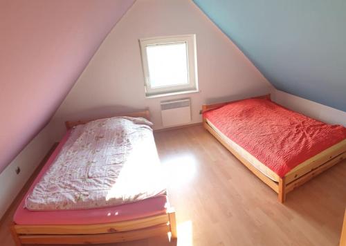 מיטה או מיטות בחדר ב-moderno opremljena hiša z odmaknjeno lokacijo