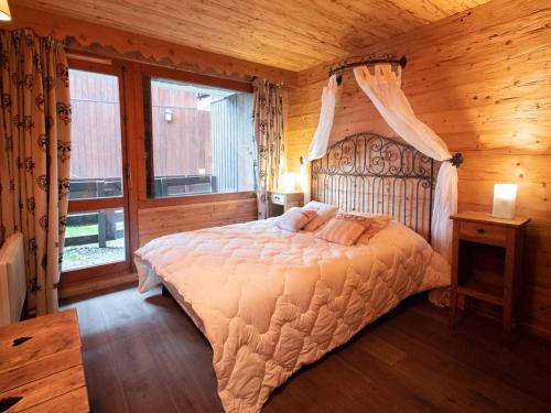 ヴァルモレルにあるAppartement Valmorel, 4 pièces, 8 personnes - FR-1-291-825の木製の部屋にベッド1台が備わるベッドルーム1室があります。