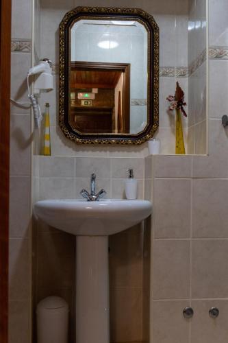 a bathroom with a sink and a mirror at Quinta das Amendoeiras in Meda