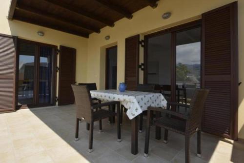 eine Terrasse mit einem Tisch und Stühlen auf dem Balkon in der Unterkunft Angelica-Sea & Mountain View in Georgioupoli