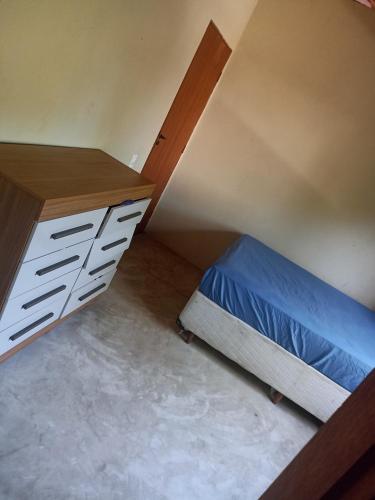 um pequeno quarto com uma cama e uma secretária em Casa de Andressa em Morro dʼAnta