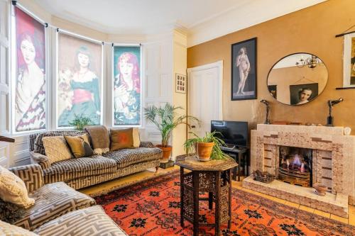 Χώρος καθιστικού στο Holyrood Park: Lush & Arty 2 Double Bed Flat
