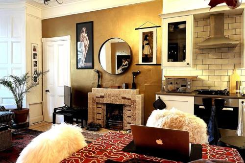Η κουζίνα ή μικρή κουζίνα στο Holyrood Park: Lush & Arty 2 Double Bed Flat