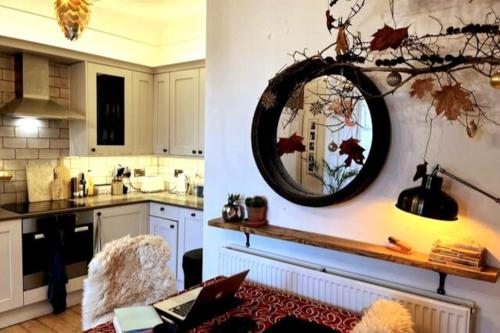 Η κουζίνα ή μικρή κουζίνα στο Holyrood Park: Lush & Arty 2 Double Bed Flat
