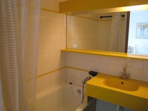 een badkamer met een bad, een wastafel en een spiegel bij Appartement cosy 4 pers, navette proche, balcon - Alpe d'Huez - FR-1-405-166 in Huez