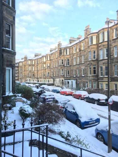 Το Holyrood Park: Lush & Arty 2 Double Bed Flat τον χειμώνα