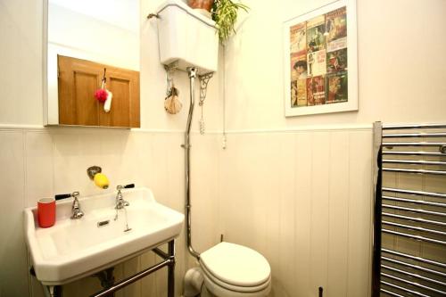Ένα μπάνιο στο Holyrood Park: Lush & Arty 2 Double Bed Flat