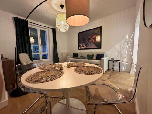 - un salon avec une table, des chaises et un canapé dans l'établissement Paris Auteuil/Rolland Garros, à Boulogne-Billancourt