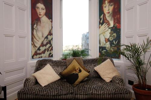 Χώρος καθιστικού στο Holyrood Park: Lush & Arty 2 Double Bed Flat