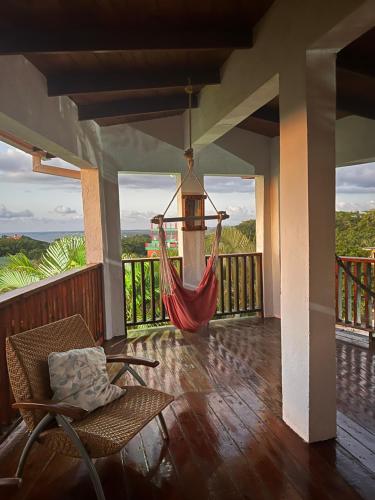 een kamer met een hangmat op een veranda bij Da Fabio in Negril