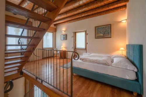 Gallery image of Villa Manerba: vista lago e piscina privata in Spiazzi Di Caprino