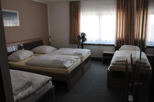 Tempat tidur dalam kamar di Airport-Hotel zum Taubengrund