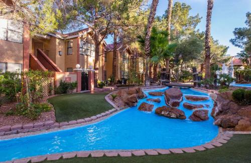 una piscina en el patio trasero de una casa con agua azul en WG Flamingo_Bay Resorts en Las Vegas