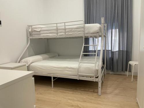 Двухъярусная кровать или двухъярусные кровати в номере U1 Ap Nuevo, bien comunicado Madrid centro