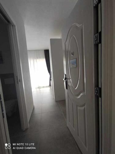 a hallway with a door to a room with a window at La Residenza del Re! in Palau
