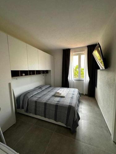 a bedroom with a bed and a window at La Residenza del Re! in Palau