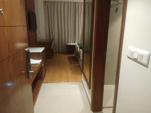 una piccola camera con porta per una stanza di HOTEL RAMA CONTINENTAL a Prayagraj