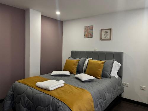 杜伊塔馬的住宿－Confort 301 Apartamento Duitama，一间卧室配有一张带两个枕头的床