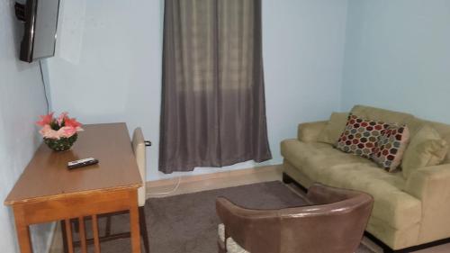 Posezení v ubytování Spacious 2 BR, fully equipped kitchen close to Ferry, Unit 5