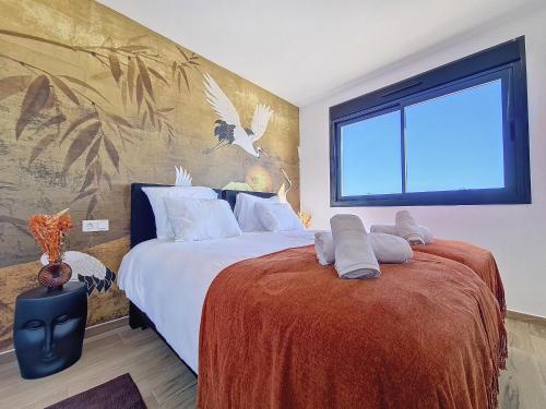 een slaapkamer met een groot bed en een raam bij Los Alcazares Velapi - 0510 in San Javier