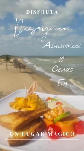 CamaronesにあるMar Azul - Playa y Turismoのビーチでの卵料理と果物の盛り合わせ