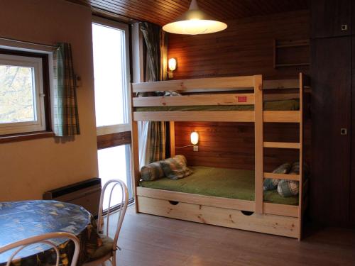een slaapkamer met 2 stapelbedden in een kamer bij Appartement Vars, 1 pièce, 4 personnes - FR-1-330B-115 in Vars