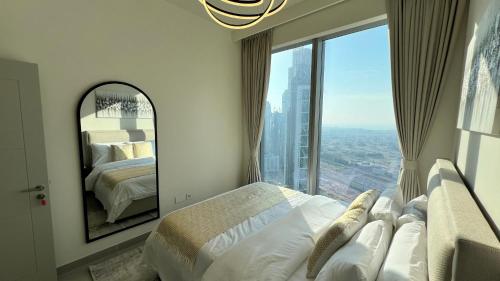 A bed or beds in a room at NEW LUXURY 2 Bedroom Apt - Downtown Dubai Mall & Opera District