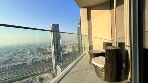 d'un balcon offrant une vue sur la ville. dans l'établissement NEW LUXURY 2 Bedroom Apt - Downtown Dubai Mall & Opera District, à Dubaï
