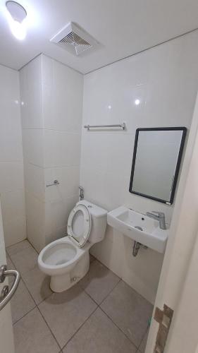Paradise Room في Seturan: حمام ابيض مع مرحاض ومغسلة