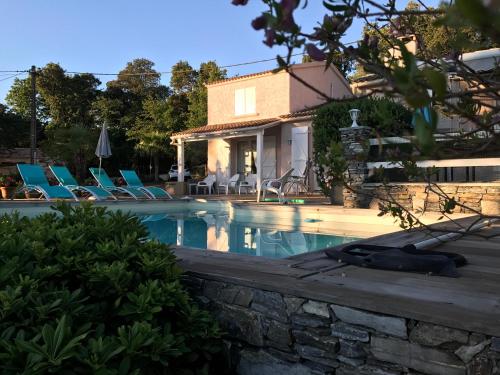 une villa avec piscine et une maison dans l'établissement CHAMBRE HOTES CARPE DIEM, à Santa-Maria-Poggio