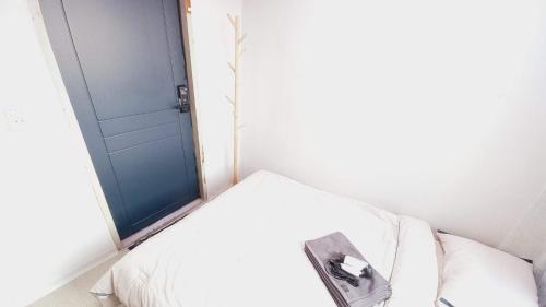 Una cama o camas en una habitación de 1975 Yurim Inn
