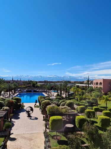 uitzicht op het zwembad van het resort bij Kenzi Menara Palace & Resort in Marrakesh