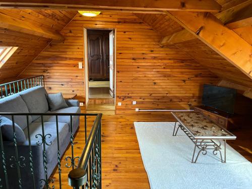 un salon avec un canapé et une table dans l'établissement Emmanon - Maison a la campagne au calme, à La Coquille