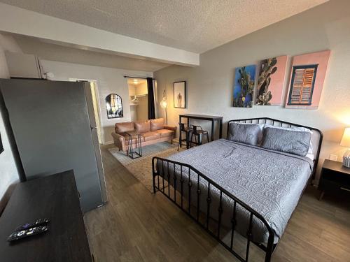 - une chambre avec un lit et un salon dans l'établissement Studio 6 Sierra Vista, AZ Fort Huachuca, à Sierra Vista