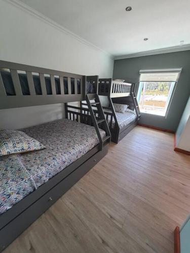 Cette chambre comprend 2 lits superposés et du parquet. dans l'établissement Casa familiar en el campo, 