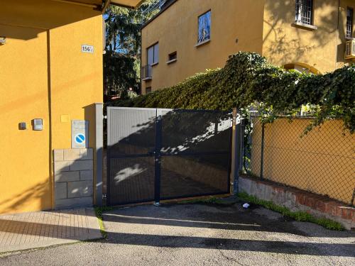 ein Tor zu einem Gebäude mit einem Zaun in der Unterkunft Casa Francia Emilia Levante in Bologna