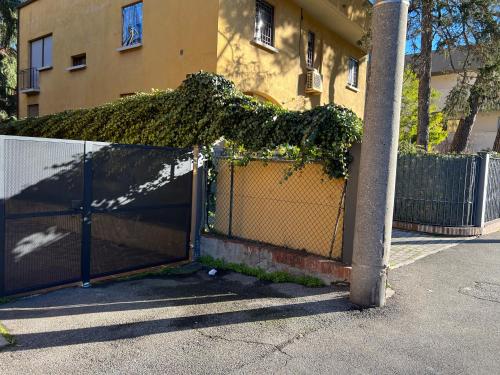 Ein Zaun mit Efeu, der an einem Gebäude wächst. in der Unterkunft Casa Francia Emilia Levante in Bologna