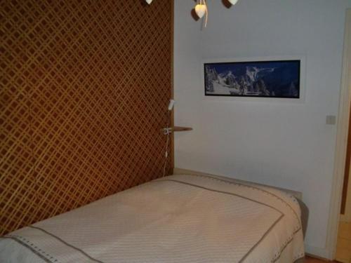 a small bed in a corner of a room at Appartement Huez, 2 pièces, 6 personnes - FR-1-405-194 in LʼHuez