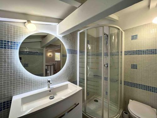 une salle de bain avec une douche, un lavabo et un miroir dans l'établissement Monticello duplex vue exceptionnelle mer et montagne, à Monticello