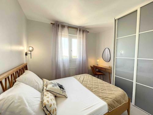 une petite chambre avec un lit et une fenêtre dans l'établissement Monticello duplex vue exceptionnelle mer et montagne, à Monticello