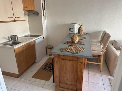 - une cuisine avec un comptoir et une table dans une pièce dans l'établissement Marina des quilles magnifiqueT2 avec terrasse, à Sète