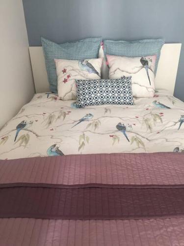 - un lit avec des oiseaux dans une chambre dans l'établissement Queen Suite - Appartment Paris -, à Paris