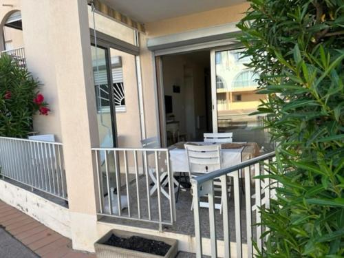 un balcon d'une maison avec une table et des chaises dans l'établissement Marina des quilles magnifiqueT2 avec terrasse, à Sète