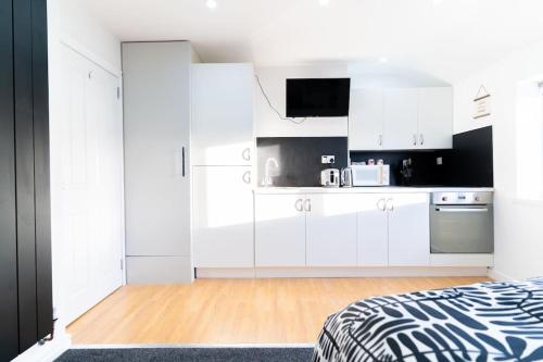 A kitchen or kitchenette at Stylish Studio in Moseley Village
