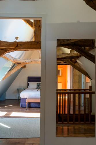 une chambre avec un lit dans un grenier dans l'établissement 1 Rue Pasquet - 2 double rooms in the main house, à Beaumont-du-Périgord